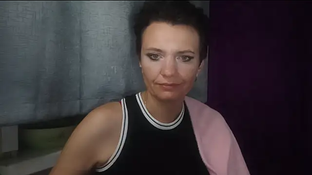 Show modela HotMamaQueen234 na web-kameri