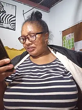 XXX chat uživo modela YELLOW_BONE