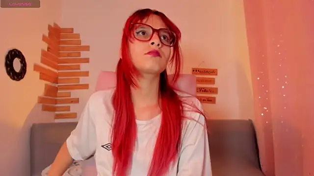 XXX chat uživo modela RedMeloddy