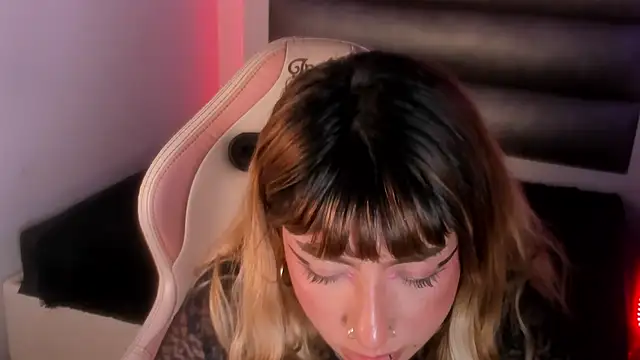 XXX chat uživo modela adhalee_js