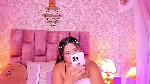 Chat +18 de Luna_Swift ao vivo
