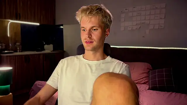 XXX chat uživo modela Leonnextdoor