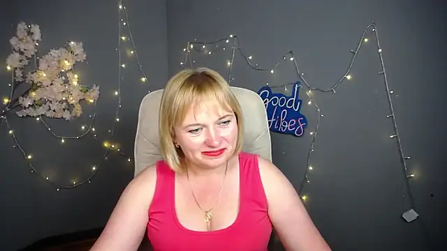 KiraSmiling élő XXX-chatje