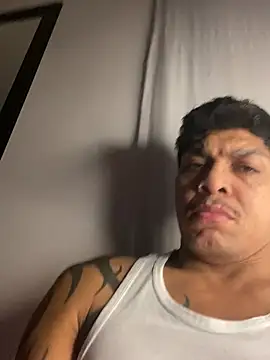 Show de Tatuadomoreno23cm na webcam