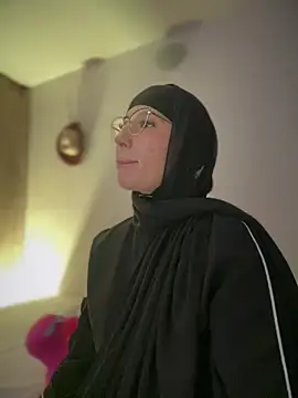 Badra_Abaid Adlı Modelin Canlı XXX Sohbeti