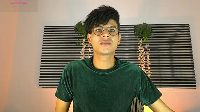 ThiiagoSaeenzのライブXXXチャット