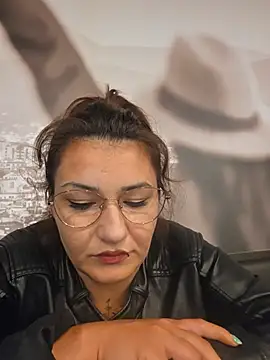 Hausverbot3 Adlı Modelin Canlı XXX Sohbeti