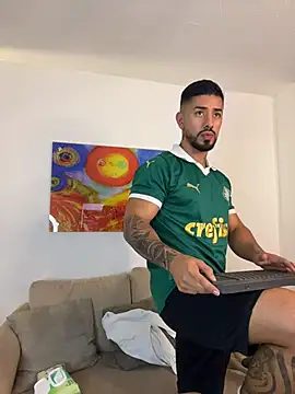 Ezzio_Scolaro élő XXX-chatje