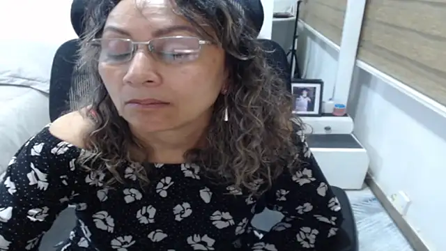 הופעת וובקאם של jesy_hot