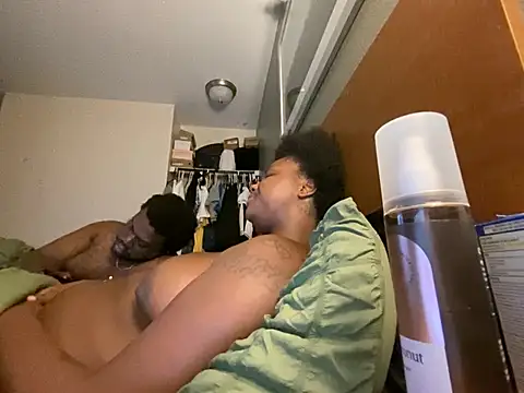 צ'אט XXX בשידור חי של Tattedupdek