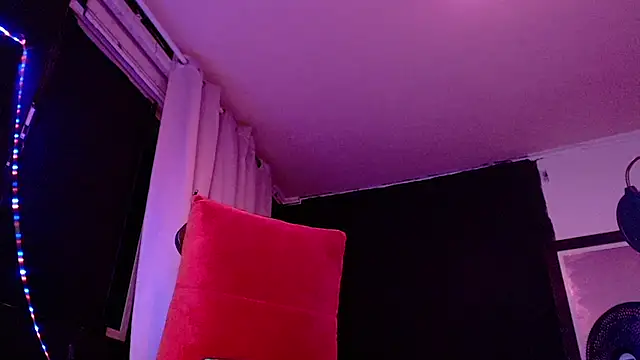 Онлайн чат XXX PervertedMissCloe