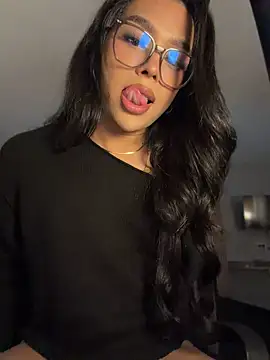 Samantha_Bernardo Show in webcam