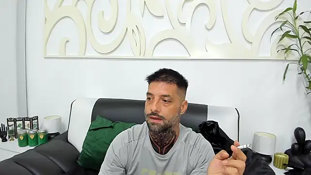 XXX chat uživo modela TommyDum