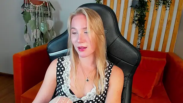 ElaraVoltage Adlı Modelin Canlı XXX Sohbeti