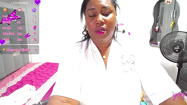 Chat XXX en directo de thickebonymilfF