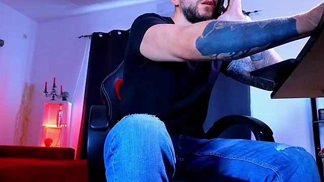 MightyAaron66 live XXX chat