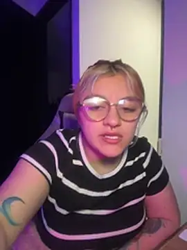 Sophia_Weest99 Adlı Modelin Canlı XXX Sohbeti