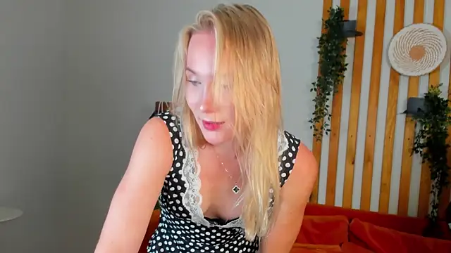 ElaraVoltage Adlı Modelin Canlı XXX Sohbeti