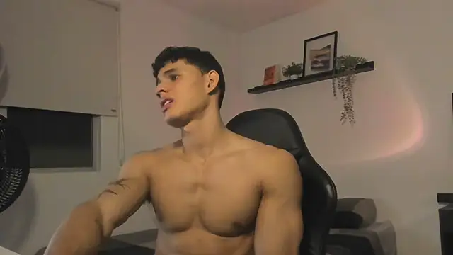 Massimo_Rinaldi Adlı Modelin Canlı XXX Sohbeti