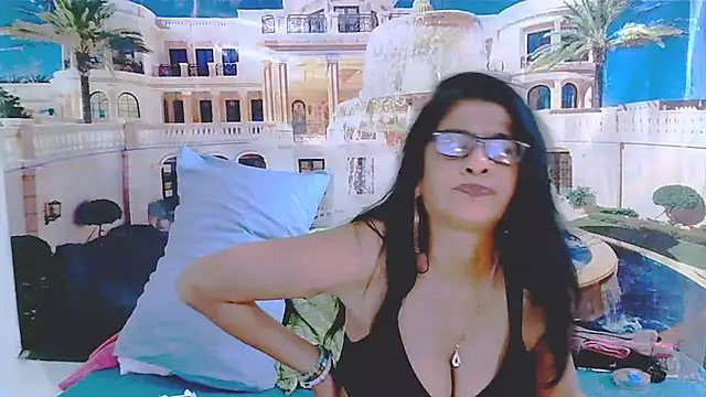 IndianAllure Adlı Modelin Canlı XXX Sohbeti