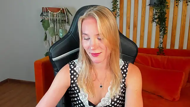 ElaraVoltage's Live XXX Chat