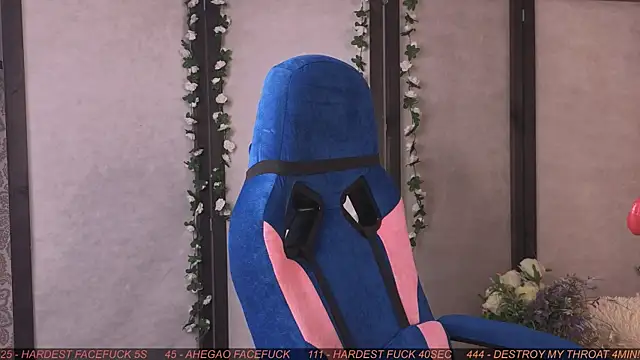 Chat XXX en directo de Tiny_Emmy