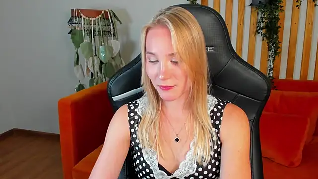 XXX chat uživo modela ElaraVoltage