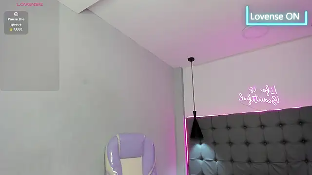 scarletcherry18's Live XXX Chat