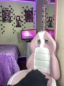 _KittyQueen12's Live Chat Room