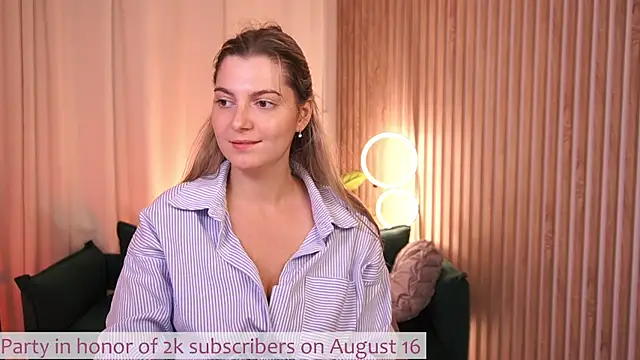 LucreciaStorm élő XXX-chatje