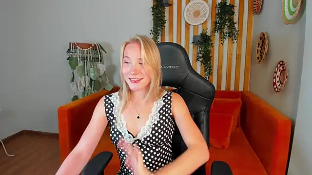 ElaraVoltage's Live XXX Chat