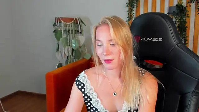 ElaraVoltage Adlı Modelin Canlı XXX Sohbeti