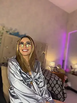 nini_love01 Adlı Modelin Canlı XXX Sohbeti