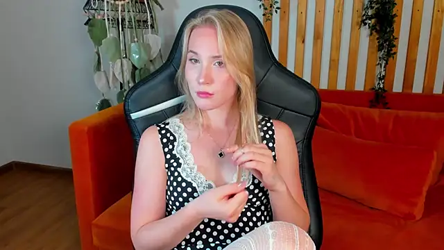 ElaraVoltage Adlı Modelin Canlı XXX Sohbeti