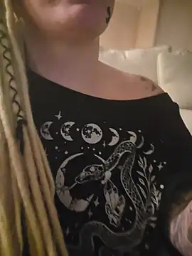 PinkTheHawk Adlı Modelin Canlı XXX Sohbeti
