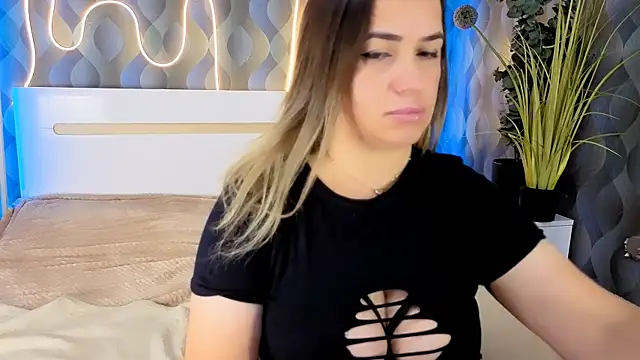 JuicyMillena's Live XXX Chat