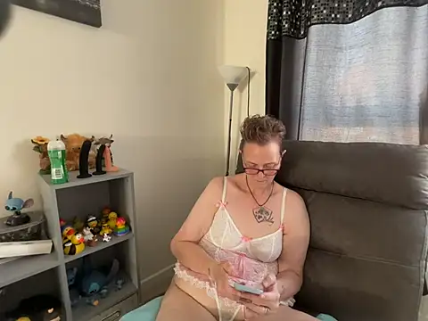 Curvy-Jinx Live XXX-chat