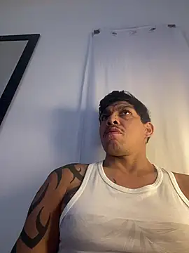 Show de Tatuadomoreno23cm na webcam
