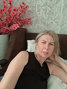 stellahere8 XXX чат на живо