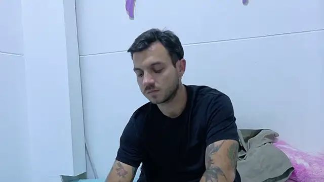 Santhiago_Jonnes: διαδικτυακό σόου στην κάμερα