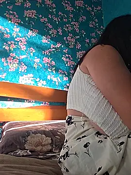 Rozaaaaforyoubigboob 现场XXX聊天