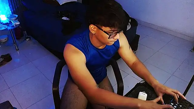 Mr_yisuzz Adlı Modelin Canlı XXX Sohbeti