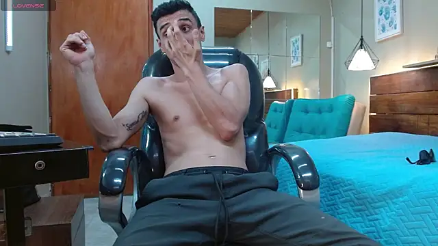 FelipeFriendly Adlı Modelin Canlı XXX Sohbeti