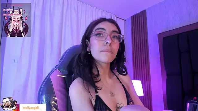 Molly_A Adlı Modelin Canlı XXX Sohbeti