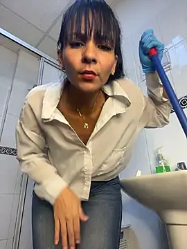 LuxeBrunetteXXX live XXX chat