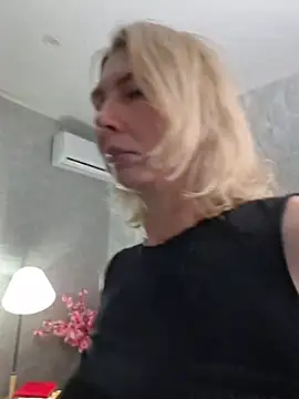 stellahere8 Adlı Modelin Canlı XXX Sohbeti