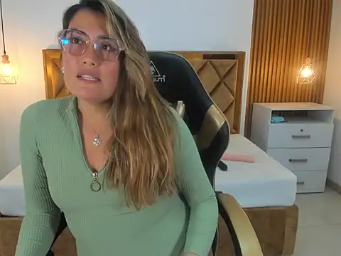 MiaAmadorVS Live XXX-chat