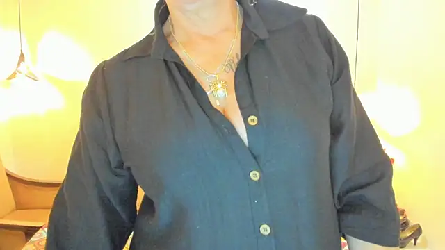 ScarletHoot_ Show in webcam