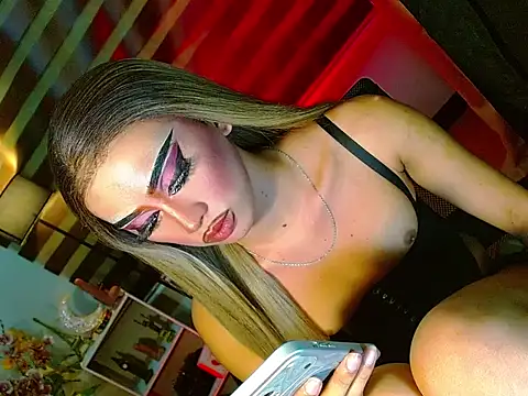 HOLLYWOOD_QUEEN_88 Chat XXX in diretta