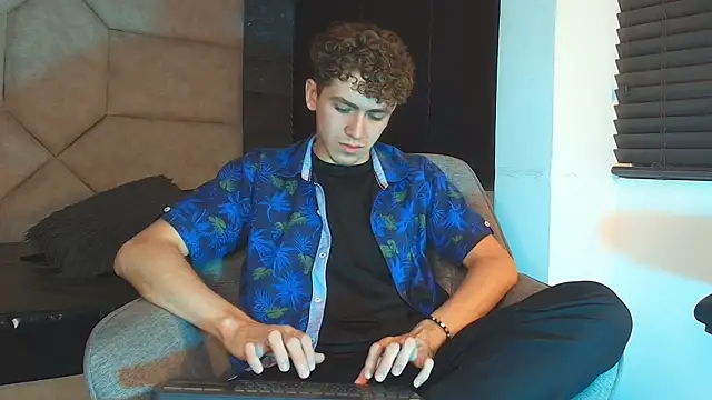 Tyler_Mcrey: онлайн-секс-чат
